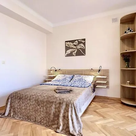 Plac Konstytucji 4, Centrum